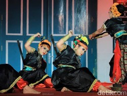 Mengenal Tari Pakkanna Asal Bone, Aksi Penari Wanita Tusuk Diri dengan Badik