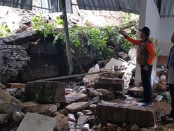 Tembok Pabrik Basreng di KBB Ambruk, Satu Orang Tewas