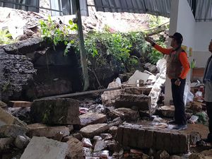 Tembok Pabrik Basreng di KBB Ambruk, Satu Orang Tewas Tembok Pabrik Basreng di KBB Ambruk, Satu Orang Tewas