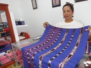 Tenun Selaru Datangkan Cuan Puluhan Juta per Bulan Tenun Selaru Datangkan Cuan Puluhan Juta per Bulan