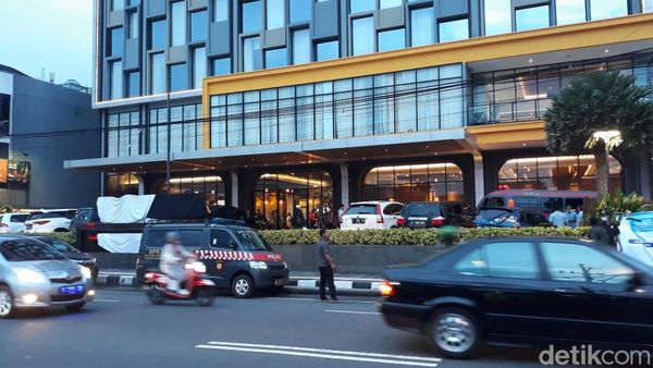 Suasana Terkini TKP Pria Tewas Jatuh dari Lantai 11 Hotel di Sleman