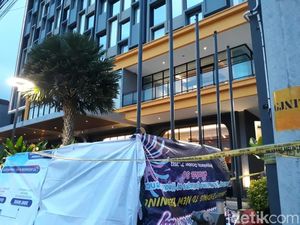 TKP Pria Tewas Jatuh dari Lantai 11 Hotel di Sleman Dipasangi Garis Polisi TKP Pria Tewas Jatuh dari Lantai 11 Hotel di Sleman Dipasangi Garis Polisi