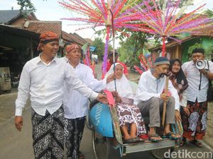 Tradisi Angon Putu, Nenek di Kudus Menggembala Cucu Bawa Cambuk Tradisi Angon Putu, Nenek di Kudus Menggembala Cucu Bawa Cambuk