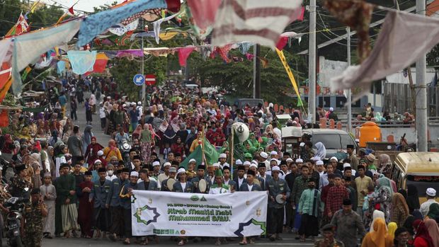 Umat Islam melakukan kirab di kawasan Cumpat, Surabaya, Jawa Timur, Jumat (7/10/2022). Kirab yang dilakukan masyarakat di kampung nelayan itu dalam rangka memperingati Maulid Nabi Muhammad SAW. ANTARA FOTO/Didik Suhartono/foc.