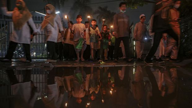 Sejumlah umat Islam mengikuti pawai obor di Ciledug, Kota Tangerang, Banten, Jumat (7/10/2022). Pawai yang diikuti ratusan warga tersebut dalam rangka memperingati Maulid Nabi Muhammad SAW. ANTARA FOTO/Fauzan/foc.