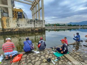 Keseruan Warga Ramai-ramai Mancing di Danau Retensi Cieunteung Bandung