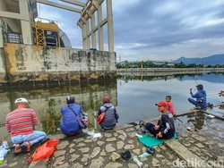 Keseruan Warga Ramai-ramai Mancing di Danau Retensi Cieunteung Bandung