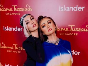 Gaya SWAG Agnez Mo Pose Bareng Kembaran Patung Lilinnya, Banjir Pujian Gaya SWAG Agnez Mo Pose Bareng Kembaran Patung Lilinnya, Banjir Pujian