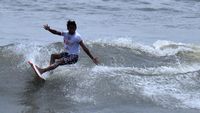 Aksi-aksi Peselancar Taklukkan Ombak di Pantai Pererenan Bali