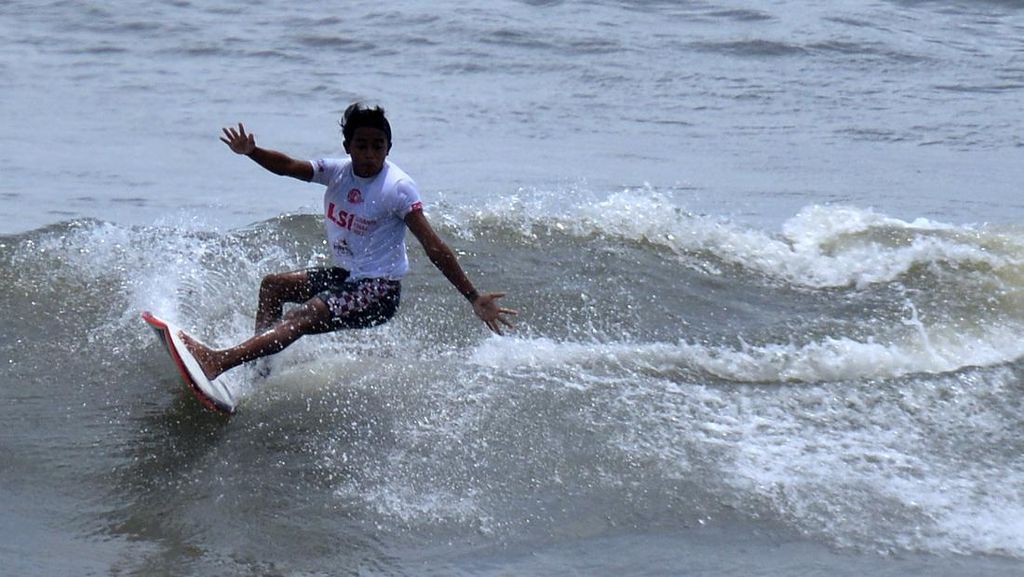 Aksi-aksi Peselancar Taklukkan Ombak di Pantai Pererenan Bali Aksi-aksi Peselancar Taklukkan Ombak di Pantai Pererenan Bali