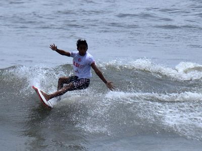 Aksi-aksi Peselancar Taklukkan Ombak di Pantai Pererenan Bali