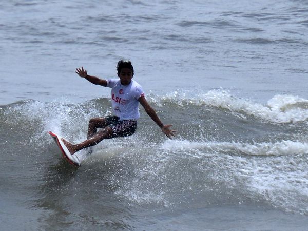 Aksi-aksi Peselancar Taklukkan Ombak di Pantai Pererenan Bali