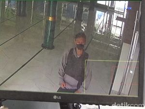 Pencuri Mixer Masjid di Purwakarta Terekam CCTV