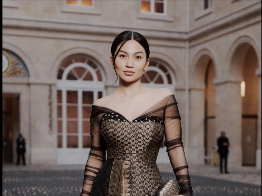 Songket Bikinan Warga Aceh jadi Gaun Ariel Tatum di Paris Fashion Week