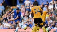 Broja mampu memaksimalkan umpan terobosan Kovacic. Sedikit mengontrol bola, Broja lepaskan tembakan terukur ke pojok kanan gawang (Foto: Getty Images)