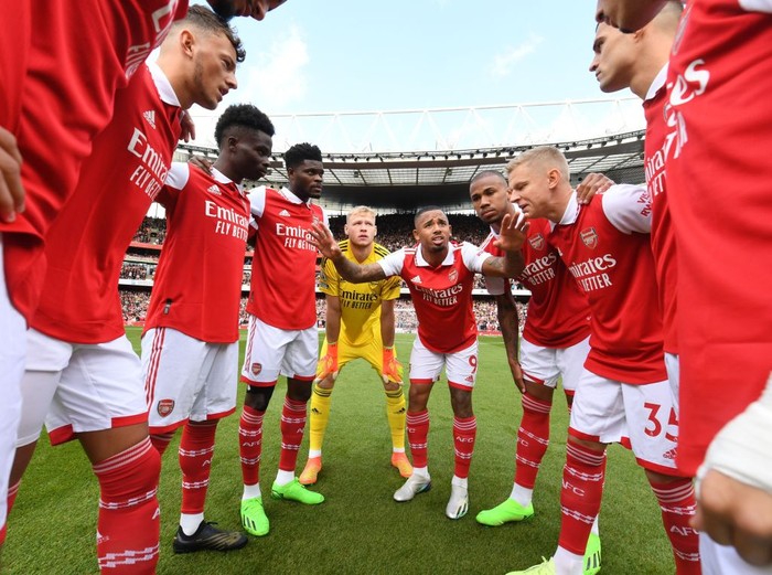 LONDON, ENGLAND - OCTOBER 01: Arsenal players (L-R) Ben White, Bukayo Saka, Thomas Partey, Aaron Ramsdale, Gabriel Jesus, Gabriel, Oleksandr Zinchenko, Granit Xhaka and Gabriel Martinelli huddle the Premier League match between Arsenal FC and Tottenham Hotspur at Emirates Stadium on October 01, 2022 in London, England. (Photo by Stuart MacFarlane/Arsenal FC via Getty Images)