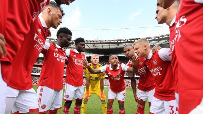 LONDON, ENGLAND - OCTOBER 01: Arsenal players (L-R) Ben White, Bukayo Saka, Thomas Partey, Aaron Ramsdale, Gabriel Jesus, Gabriel, Oleksandr Zinchenko, Granit Xhaka and Gabriel Martinelli huddle the Premier League match between Arsenal FC and Tottenham Hotspur at Emirates Stadium on October 01, 2022 in London, England. (Photo by Stuart MacFarlane/Arsenal FC via Getty Images)