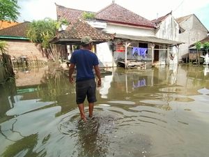 Ratusan Rumah Warga Pengambengan Jembrana Masih Terendam Air Ratusan Rumah Warga Pengambengan Jembrana Masih Terendam Air
