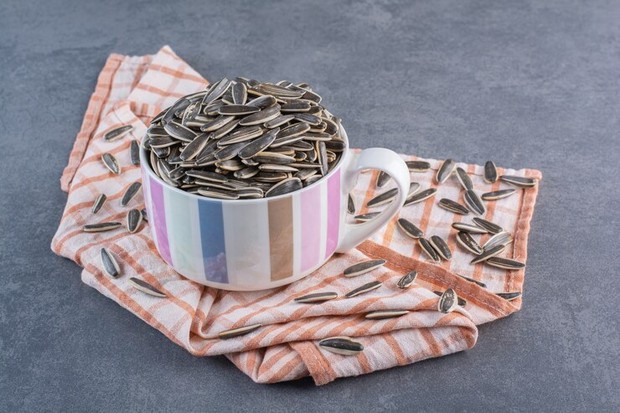 Biji bunga matahari bisa mengatasi rambut rontok/Foto: Freepik/@azerbaijan_stockers Biji bunga matahari bisa mengatasi rambut rontok