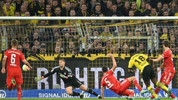 Pemain depan Dortmund dari Jerman Yusuf Moukoko (kedua dari kanan) mencetak skor 1-2 selama pertandingan sepak bola Bundesliga Divisi Pertama Jerman antara BVB Borussia Dortmund dan FC Bayern Munich pada 8 Oktober 2022 di Dortmund, Jerman Barat.  Urutan gambar dan/atau quasi-video (Foto oleh INA FASSBENDER / AFP) / Peraturan DFL melarang penggunaan foto sebagai urutan gambar dan/atau quasi-video oleh IERFAS-Video