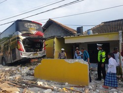 Identitas 8 Orang Luka Usai Bus Tabrak Empat Rumah di Paciran Lamongan
