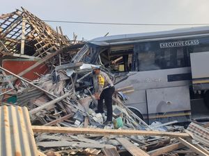 Bus Malam Seruduk Empat Rumah di Jalur Paciran Lamongan, 8 Orang Luka