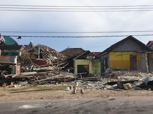 Penampakan Empat Rumah Dihantam Bus Malam di Paciran Lamongan