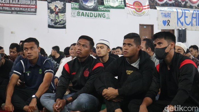 Dedi Kusnandar (kiri) dan Tony Sucipto (kedua dari kiri) saat doa bersama di GOR Pajajaran, Kota Bandung.
