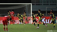 Tampil dominan, Indonesia kemudian justru kebobolan pada menit ke-17. Zainurhakim Zain menjebol gawang Indonesia usai memanfaatkan umpan mendatar dari sisi kanan.