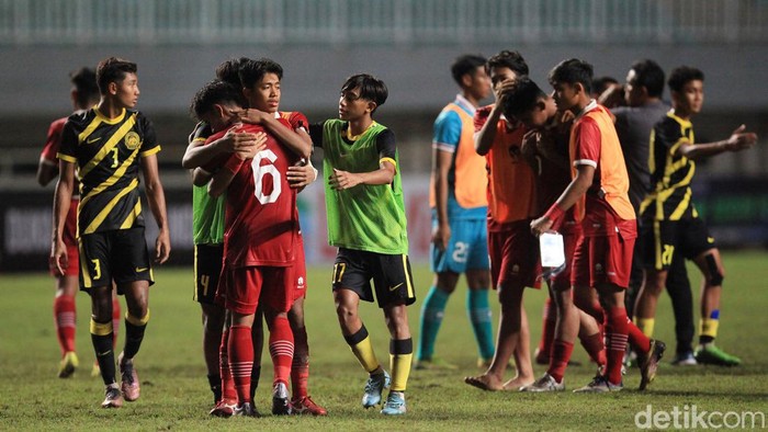 Dibantai 5-1, Timnas Indonesia U-17 Keok Lawan Malaysia Indonesia takluk 1-5 dari Malaysia dalam Kualifikasi Piala Asia U-17 2023. Kekalahan ini membuat kans lolos ke putaran final menjadi amat kecil.