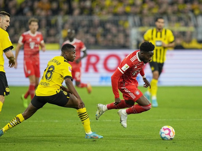 Pertandingan antara Borussia Dortmund vs Bayern Munich berakhir imbang 2-2. Tambahan satu poin membuat Bayern tertahan di posisi ketiga klasemen dengan 16 poin.