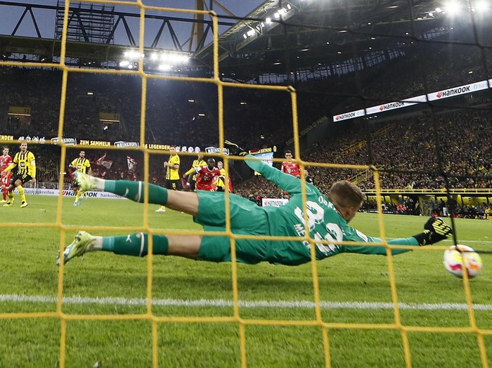Pertandingan antara Borussia Dortmund vs Bayern Munich berakhir imbang 2-2. Tambahan satu poin membuat Bayern tertahan di posisi ketiga klasemen dengan 16 poin.