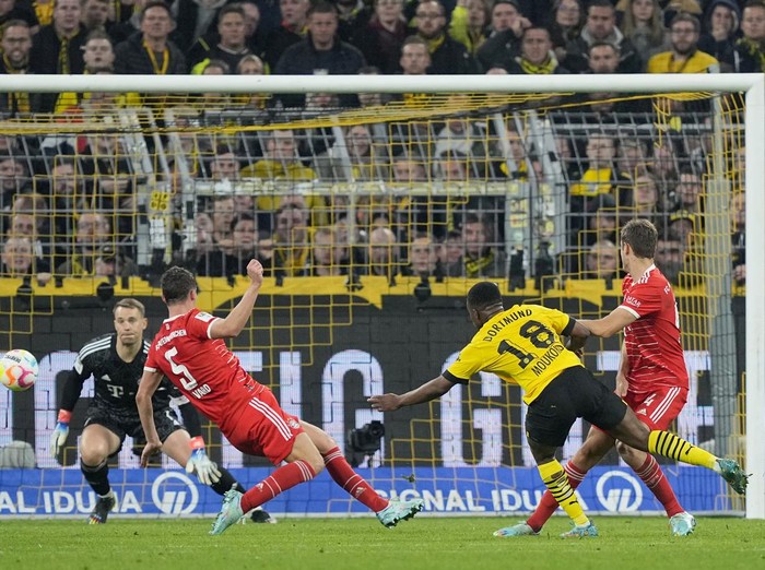 Pertandingan antara Borussia Dortmund vs Bayern Munich berakhir imbang 2-2. Tambahan satu poin membuat Bayern tertahan di posisi ketiga klasemen dengan 16 poin.