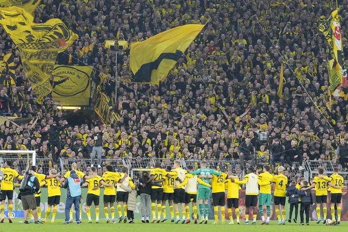 Dortmund vs Bayern Tanpa Pemenang Pertandingan antara Borussia Dortmund vs Bayern Munich berakhir imbang 2-2. Tambahan satu poin membuat Bayern tertahan di posisi ketiga klasemen dengan 16 poin.