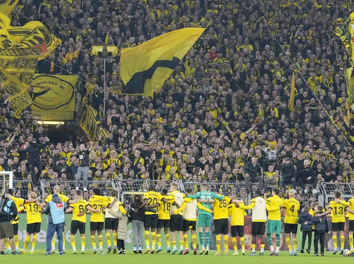 Pertandingan antara Borussia Dortmund vs Bayern Munich berakhir imbang 2-2. Tambahan satu poin membuat Bayern tertahan di posisi ketiga klasemen dengan 16 poin.