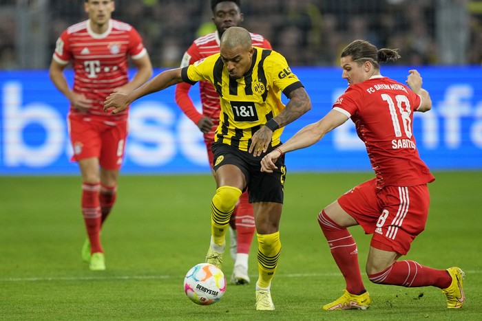 Dortmund vs Bayern Tanpa Pemenang Pertandingan antara Borussia Dortmund vs Bayern Munich berakhir imbang 2-2. Tambahan satu poin membuat Bayern tertahan di posisi ketiga klasemen dengan 16 poin.
