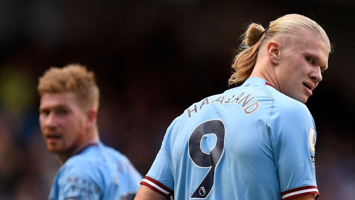 TOPSHOT - Manchester Citys Belgian midfielder Kevin De Bruyne (L) and Manchester Citys Norwegian striker Erling Haaland react during the English Premier League football match between Manchester City and Southampton at the Etihad Stadium in Manchester, north west England, on October 8, 2022. - RESTRICTED TO EDITORIAL USE. No use with unauthorized audio, video, data, fixture lists, club/league logos or live services. Online in-match use limited to 120 images. An additional 40 images may be used in extra time. No video emulation. Social media in-match use limited to 120 images. An additional 40 images may be used in extra time. No use in betting publications, games or single club/league/player publications. (Photo by Oli SCARFF / AFP) / RESTRICTED TO EDITORIAL USE. No use with unauthorized audio, video, data, fixture lists, club/league logos or live services. Online in-match use limited to 120 images. An additional 40 images may be used in extra time. No video emulation. Social media in-match use limited to 120 images. An additional 40 images may be used in extra time. No use in betting publications, games or single club/league/player publications. / RESTRICTED TO EDITORIAL USE. No use with unauthorized audio, video, data, fixture lists, club/league logos or live services. Online in-match use limited to 120 images. An additional 40 images may be used in extra time. No video emulation. Social media in-match use limited to 120 images. An additional 40 images may be used in extra time. No use in betting publications, games or single club/league/player publications. (Photo by OLI SCARFF/AFP via Getty Images)