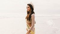 Pose Menggoda Miss Grand International di Pantai Bali