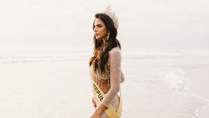 Pose Menggoda Miss Grand International di Pantai Bali