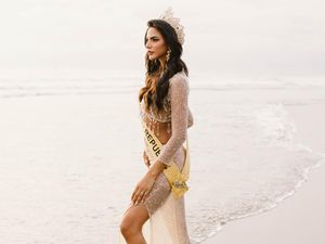 Pose Menggoda Miss Grand International di Pantai Bali Pose Menggoda Miss Grand International di Pantai Bali