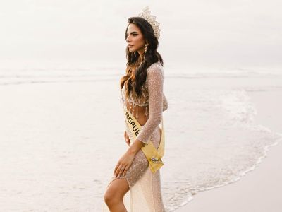 Pose Menggoda Miss Grand International di Pantai Bali