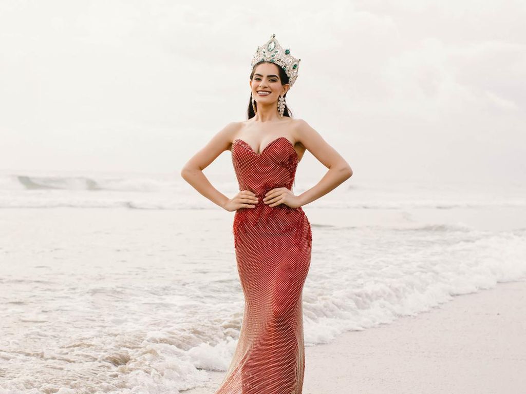 10 Foto Kecantikan Finalis Miss Grand International Pose di Pantai Bali