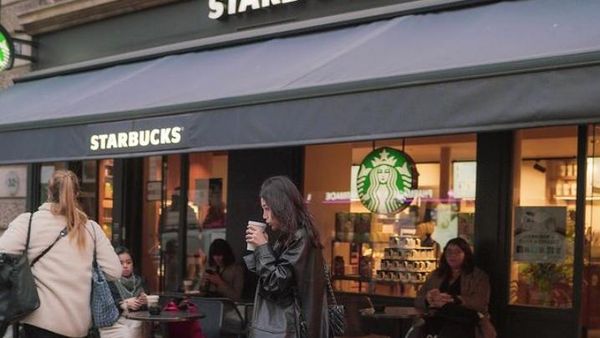 Pose Kece Wendy Walters Saat Ngopi dan Nikmati Cocktail