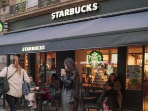 Pose Kece Wendy Walters Saat Ngopi dan Nikmati Cocktail