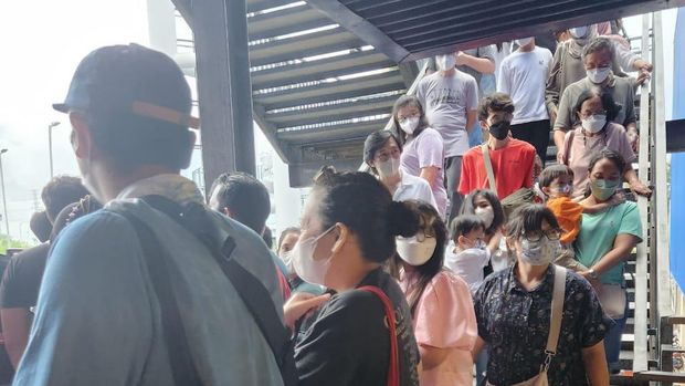 Gempa membuat pengunjung IKEA keluar