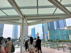 Warga Antre di Anjungan Halte Bundaran HI: Buat Foto, Nggak Naik TransJ