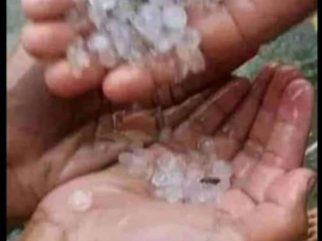 Penampakan Hujan Es yang Melanda Wilayah Depok