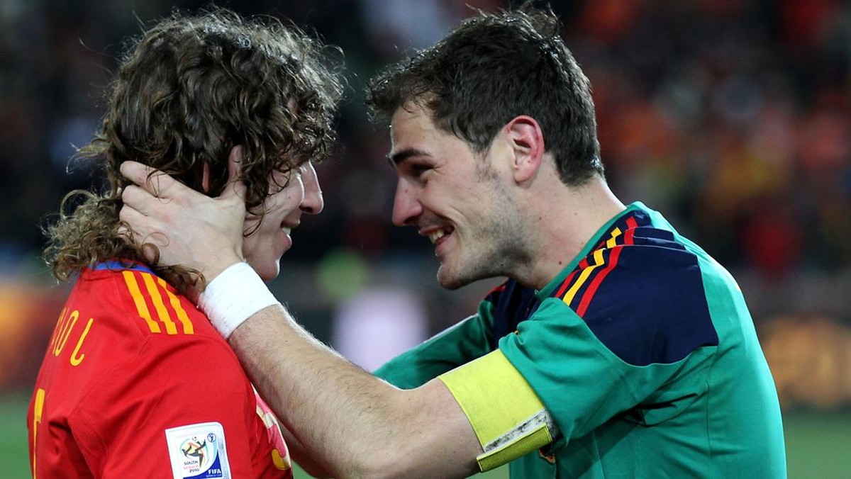 Iker Casillas (kanan) bersama Carles Puyol di Piala Dunia 2010. (Foto: FIFA via Getty Images/Alex Livesey - FIFA)