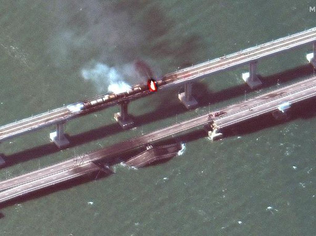 Ledakan Hebat Jembatan Crimea Andalan Rusia Dijepret dari Satelit