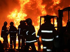 Gudang Karet di Surabaya Terbakar, Tak Ada Korban Jiwa Gudang Karet di Surabaya Terbakar, Tak Ada Korban Jiwa
